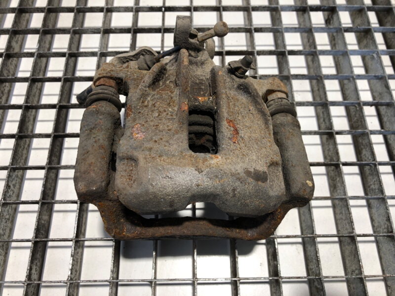 Brzdový strmeň ľavý zadný Opel Vivaro A Autobus (X83) 2001 - 2014